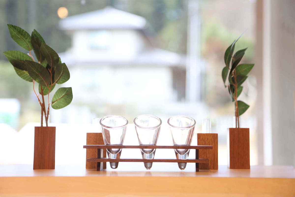 「モダン神具膳 Mitsuba ウォールナット」13,750円。現代の部屋にも馴染むウォールナット製の神具。御米、御塩、御水のお祀りに。 