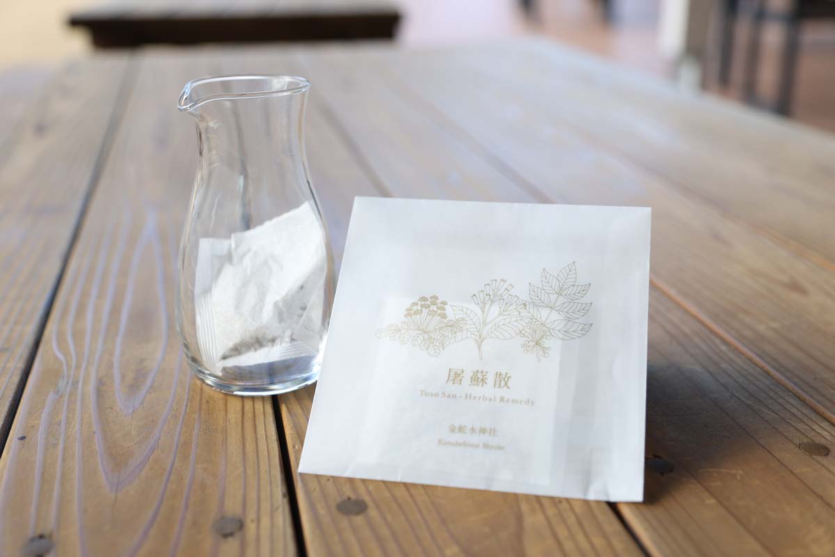 「お屠蘇（とそ）」300円。お屠蘇は正月にいただいて、疫病邪気を除き長寿富貴を願うもの。日本酒や本みりんにティーバック1袋を3～5時間浸して完成。ホットミルクなら和風チャイのような仕上がりに。 