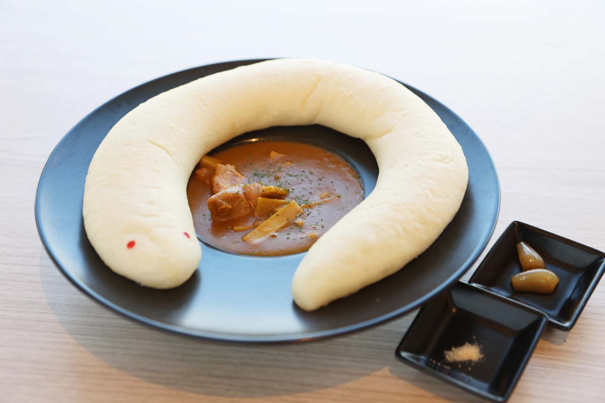 「金蛇カレー（白蛇米粉ナン）」1200円
