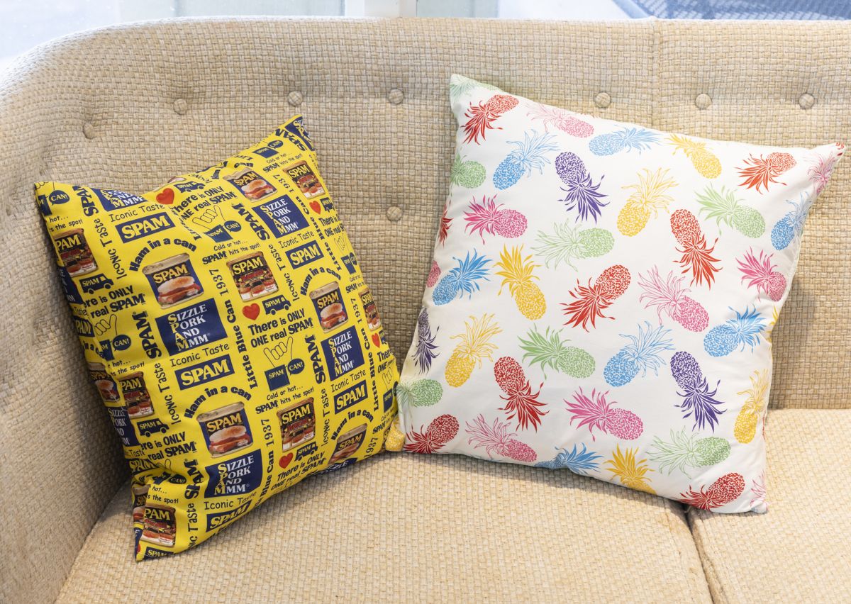 クッションカバー $35（スパム）、$30（パイナップル）