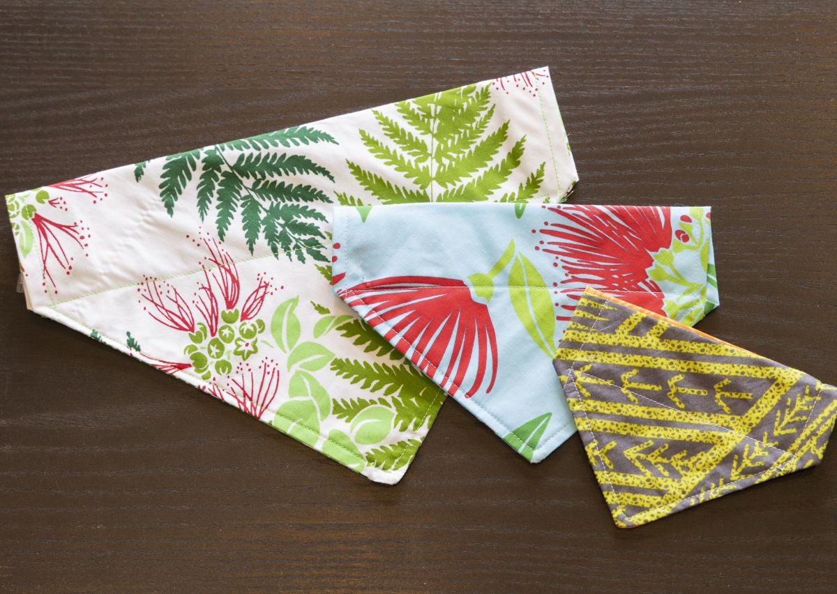 ペット用バンダナ $15（ラージ）、$12（ミディアム）、$10（スモール）