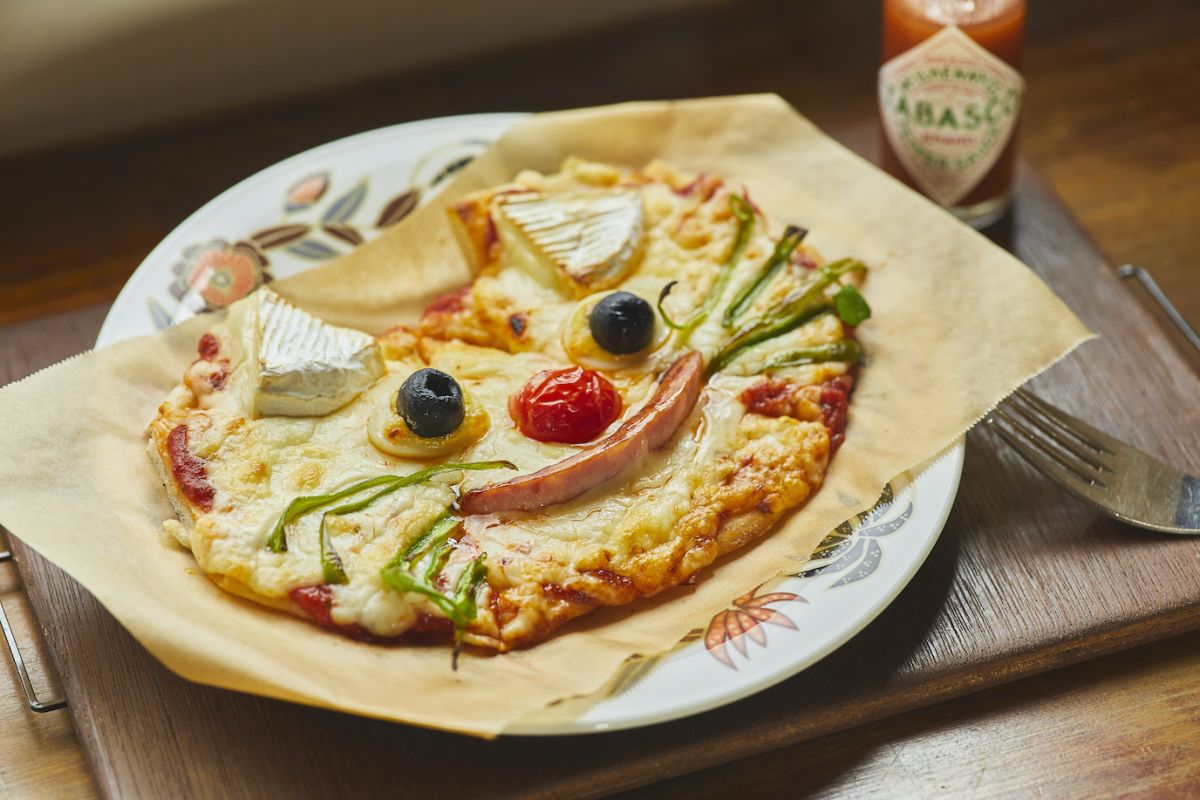 ネコがほほえむ「よつばカフェ特製ハーフサイズピザ」