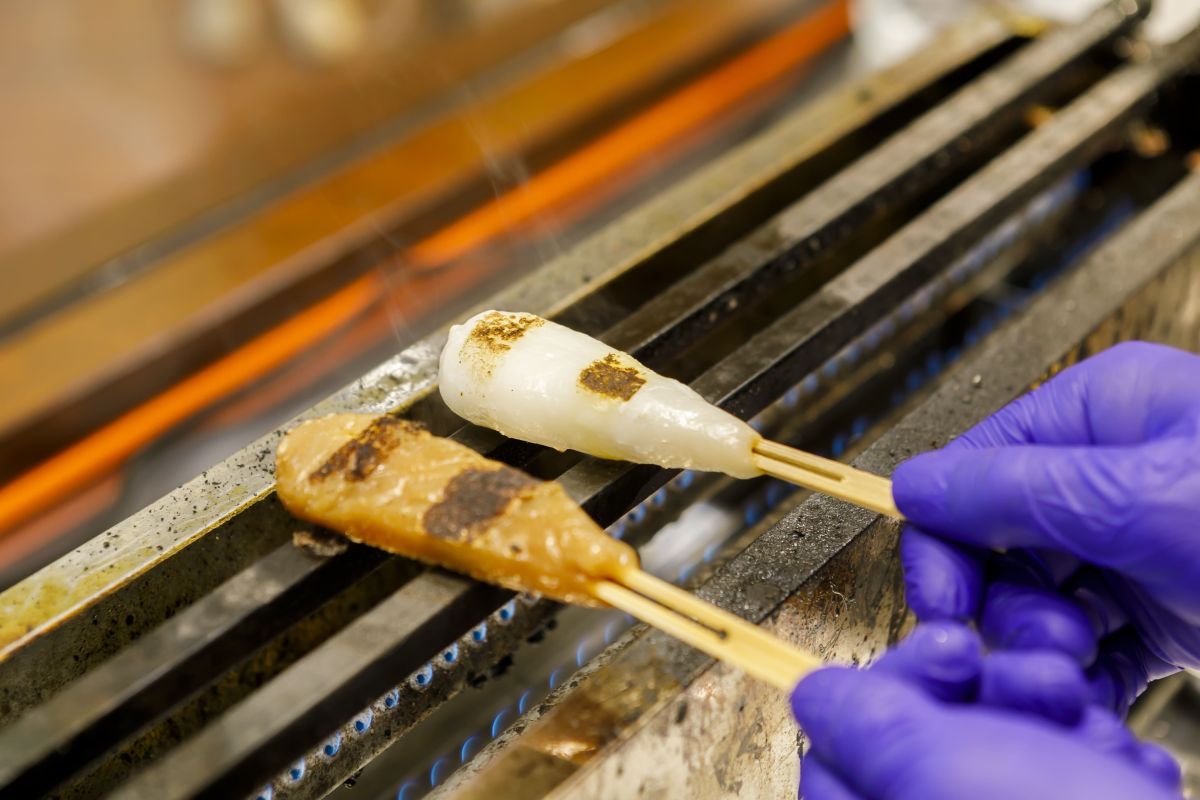 武川米炙り団子海苔醤油 129円（左）、武川米炙り団子みたらし 129円（右）