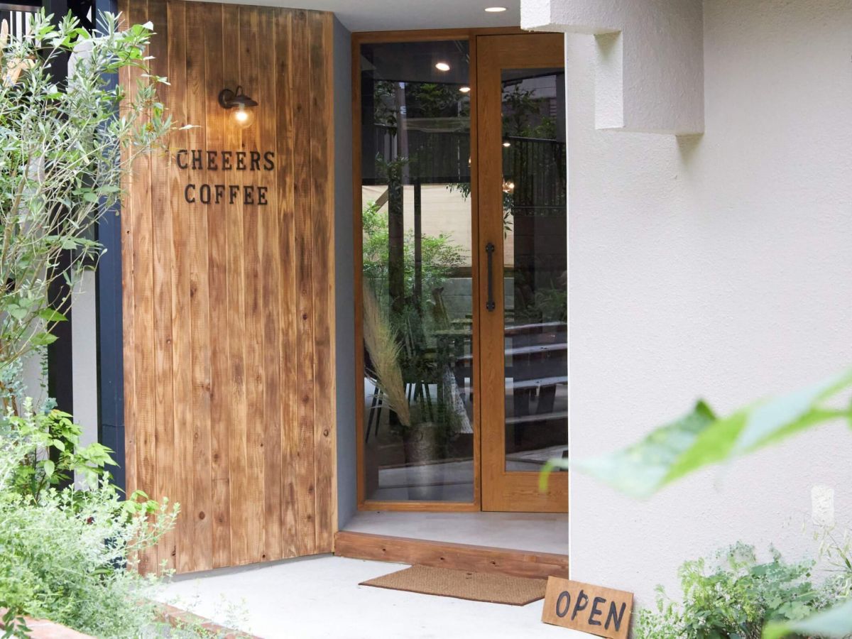 扉を開けるとコーヒー豆を焙煎するいい香りが！