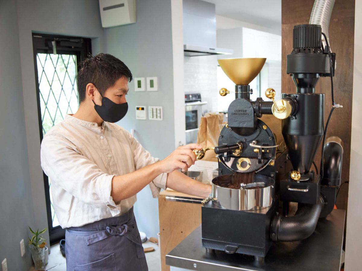 店内の一角で行われる焙煎の風景
