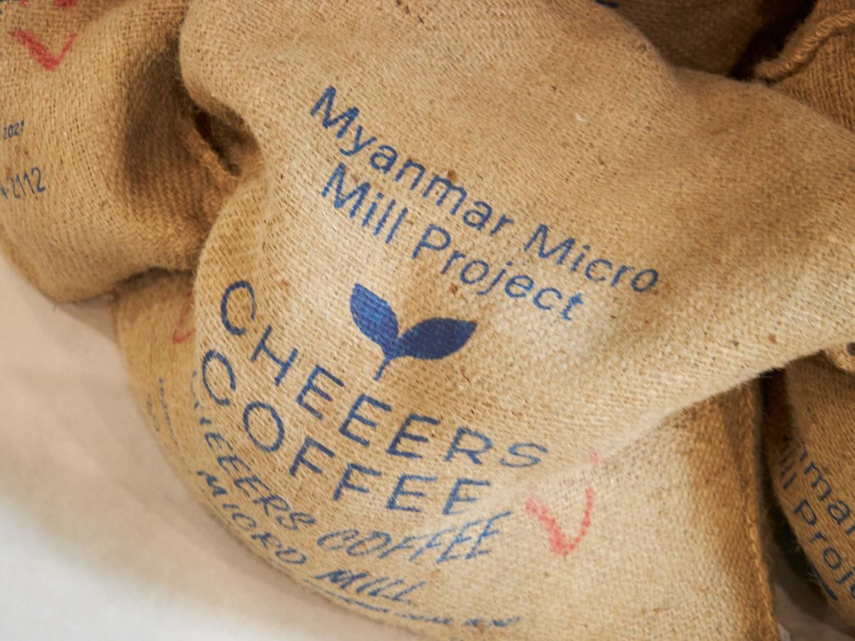 この日焙煎していたのは、ミャンマーの農園から直送された生豆