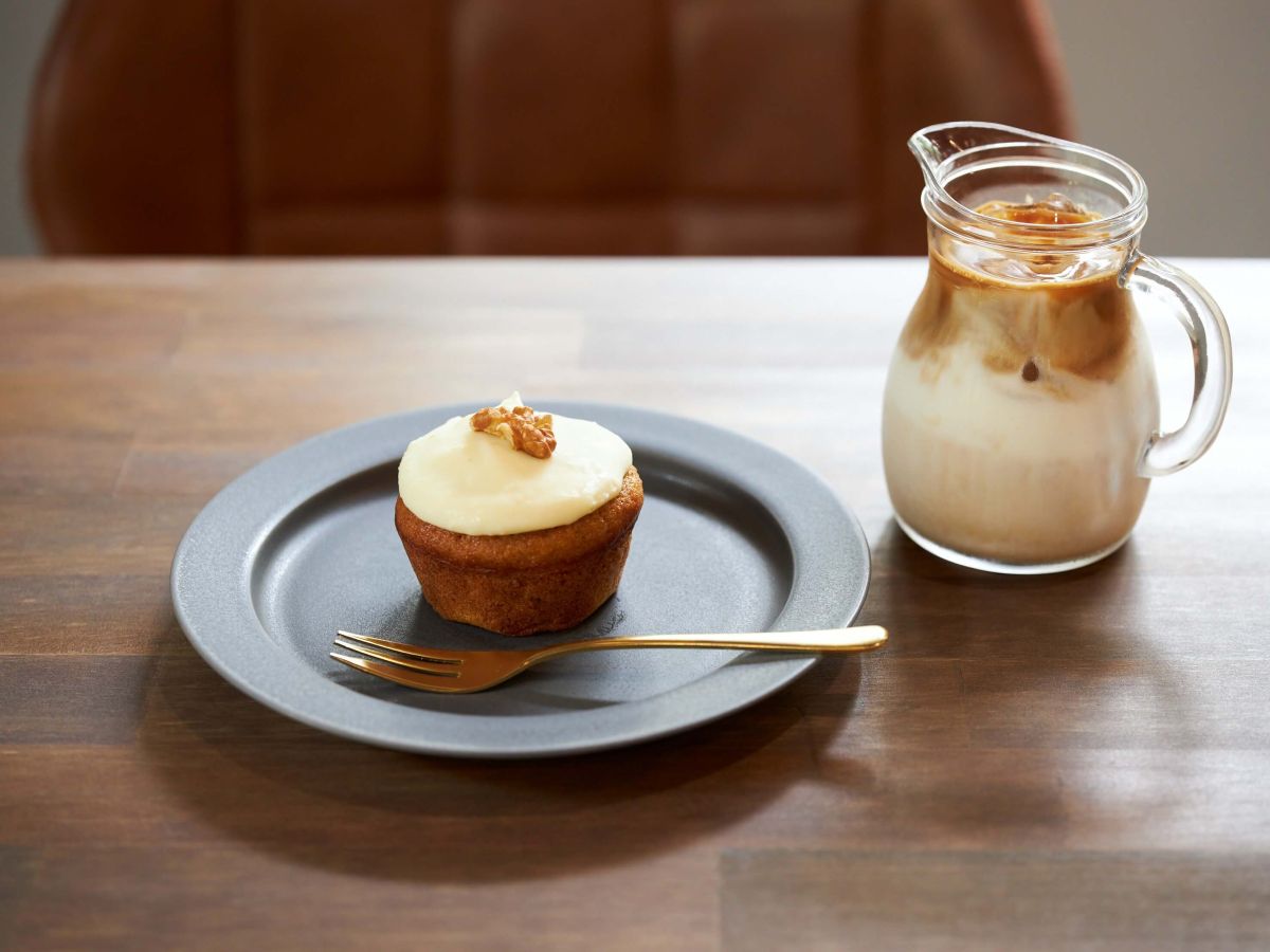 「キャロットケーキ」385円、「カフェラテ（ICE）」605円