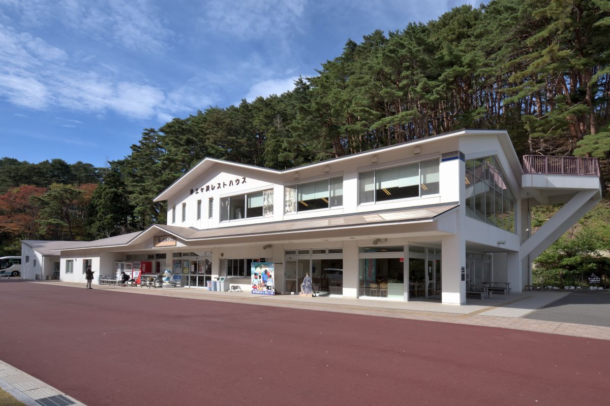 浄土ヶ浜一番の絶景スポットを目の前にグルメを楽しめる