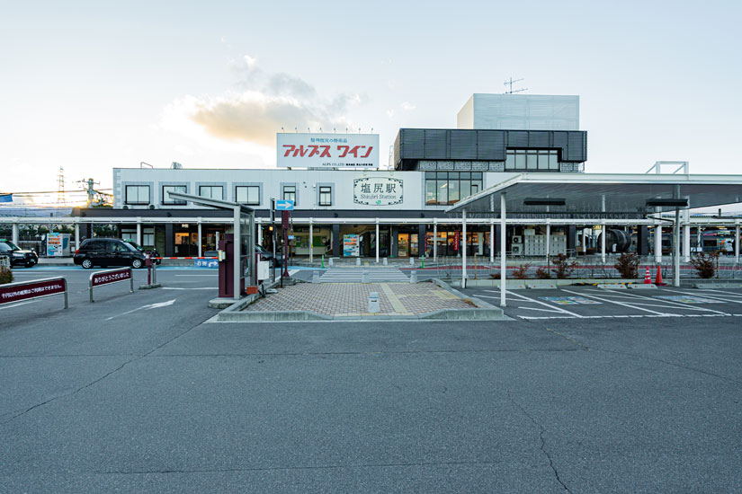 東口階段の踊り場にある入り口前には、地元生産者が育てた農産物が並びます