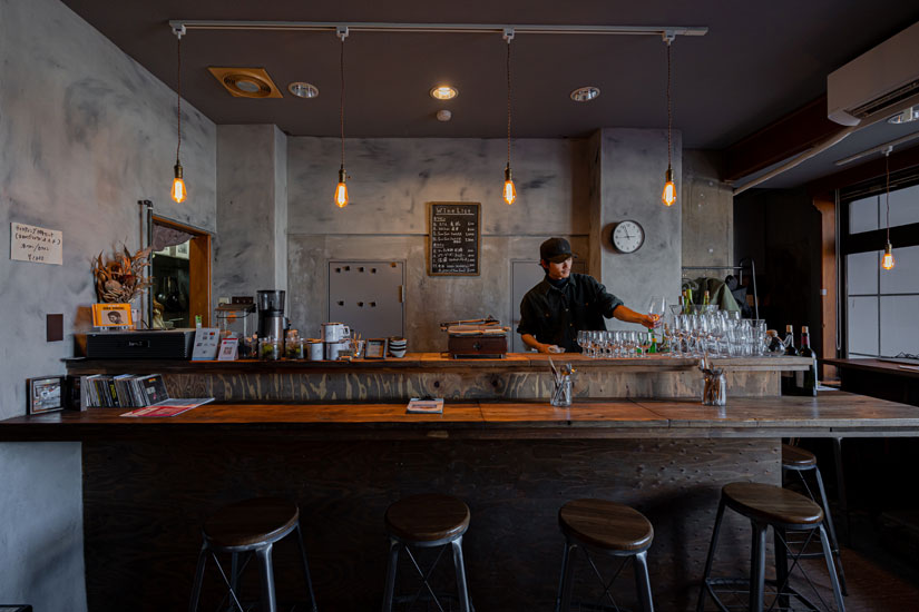 カウンター上に灯るペンダントライト。その光がグラスに反射し、煌めく姿にうっとり