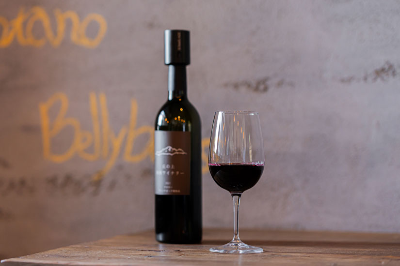 ワインはグラス600円～で提供。ワイナリーやぶどうの品種ごとの味の違いも楽しめます