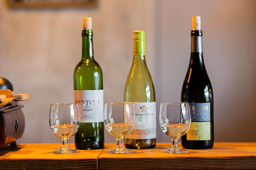 黒板のWine Listの中から、B、A、Sの3種類が味わえる、テイスティング3種セット1300円