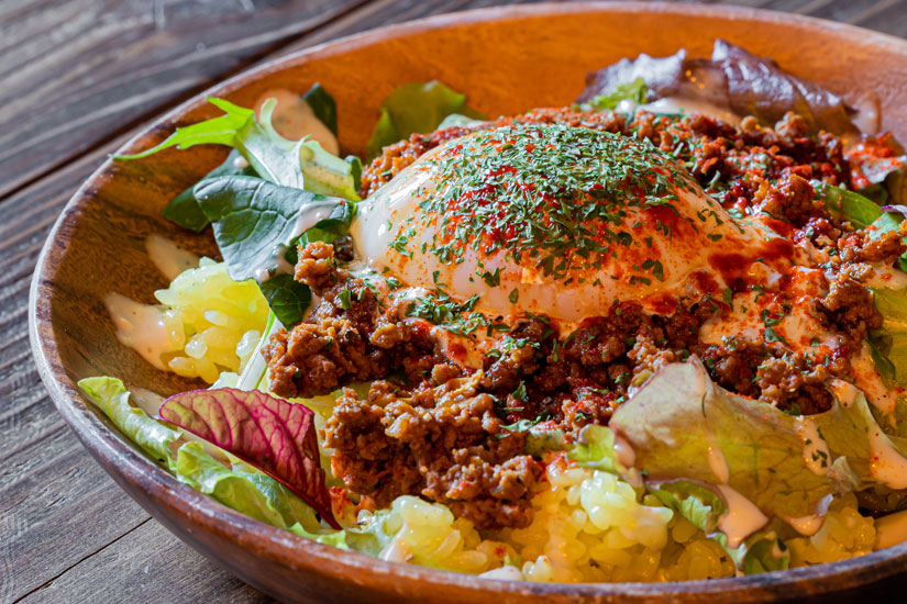 地元生産者から仕入れた鹿肉を使う、鹿肉のタコライス1,200円