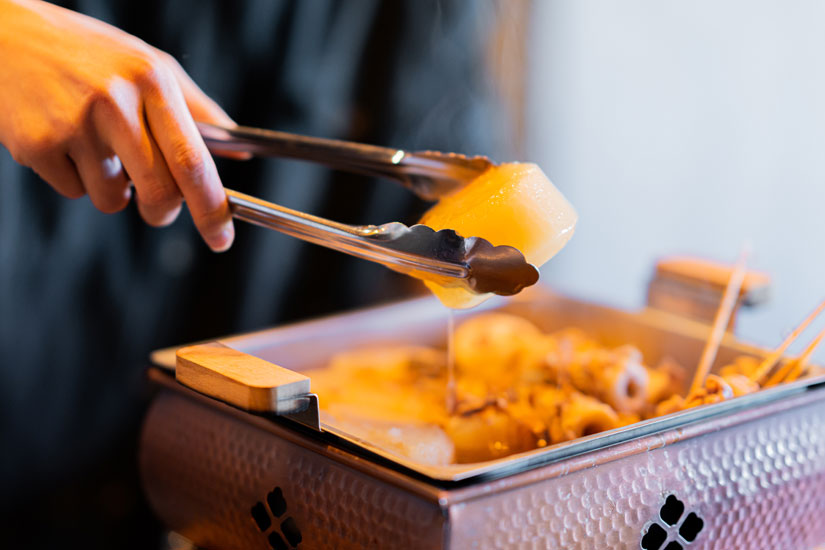 冬季限定で提供するおでんは1品150円～200円。カツオ出汁を効かせた、ホッとする味わいです