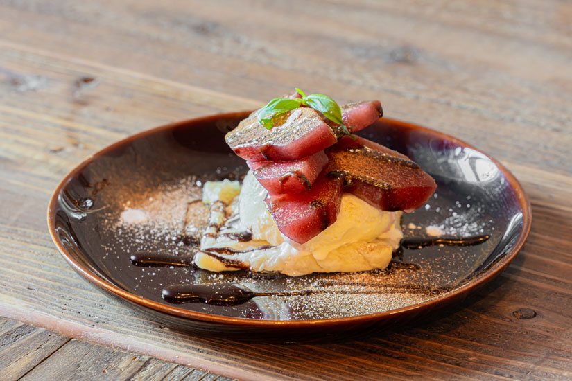 さっぱりとしたリンゴのコンポートと、バニラアイスの甘さがマッチする、りんごのコンポート650円