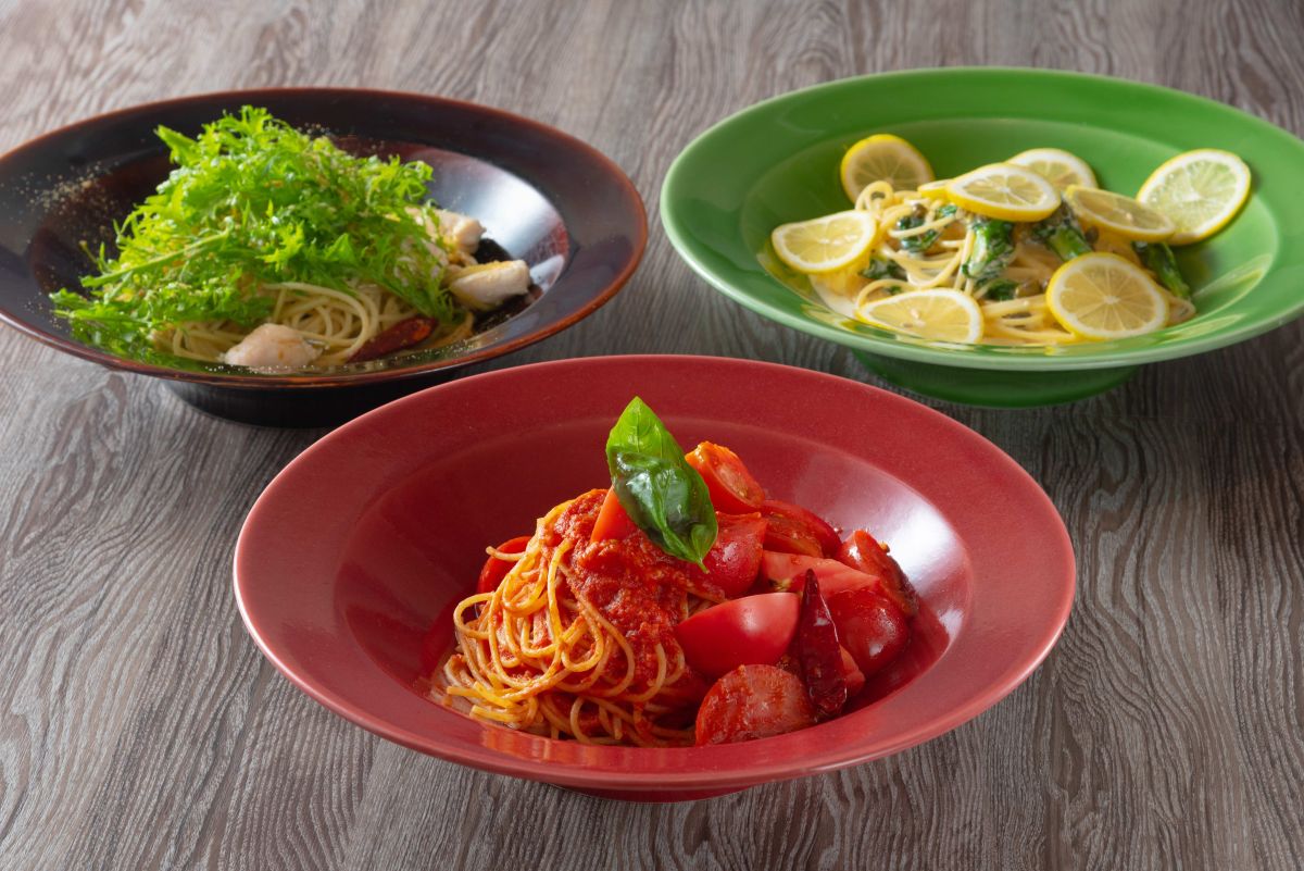 （左奥から）鶏ササミとカラスミ「わさびペペロンチーノ」スパゲティ 1500円、「日本のトマトが美味いから！」スパゲティ 1500円、「レモン･クリーム＆ケッパー」スパゲティ 1400円