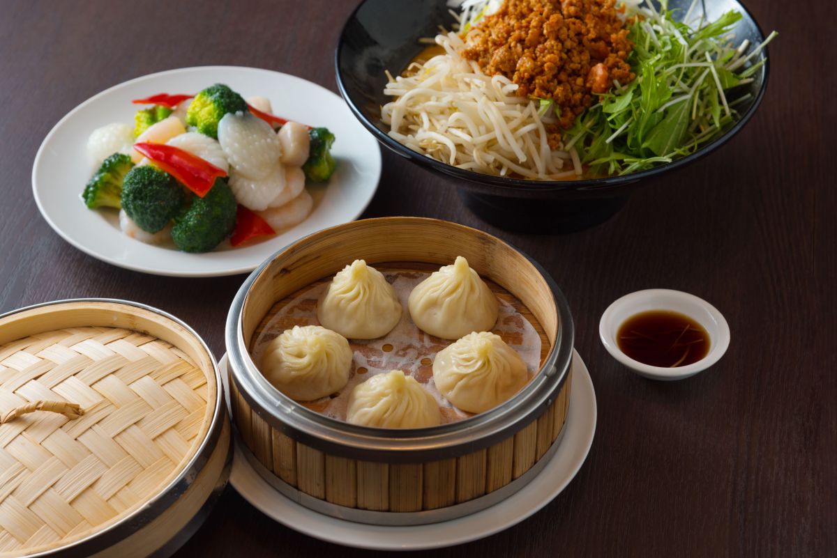 （左奥から）西蘭三鮮（イカ、エビ、帆立とブロッコリー塩炒め）2200円、野菜坦々麺（野菜タンタン麺）1350円、小籠包 5個 950円