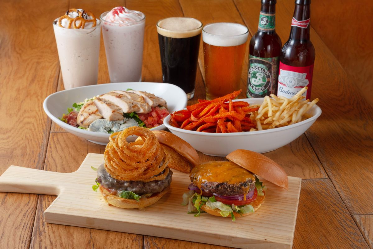 （左奥から）ドリンク各種、クラシックコブ 1940円、50/50 (ポテトフライ＆スイートポテトフライ)  1090円、ザ･カウンターバーガー(6oz) 1790円、オールドスクール(6oz) 1590円