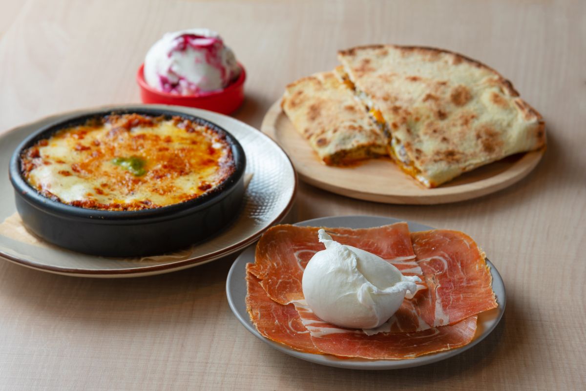 （左から）トラディショナル ラザニア 1700円 、イタリア ヴェネチア産 天然ジェラート 650円、 水牛モッツァレラ＆サンダニエーレ産プロシュット 1000円、 スキャッチャータ ウンブリア(パニーニスタイル) 2000円