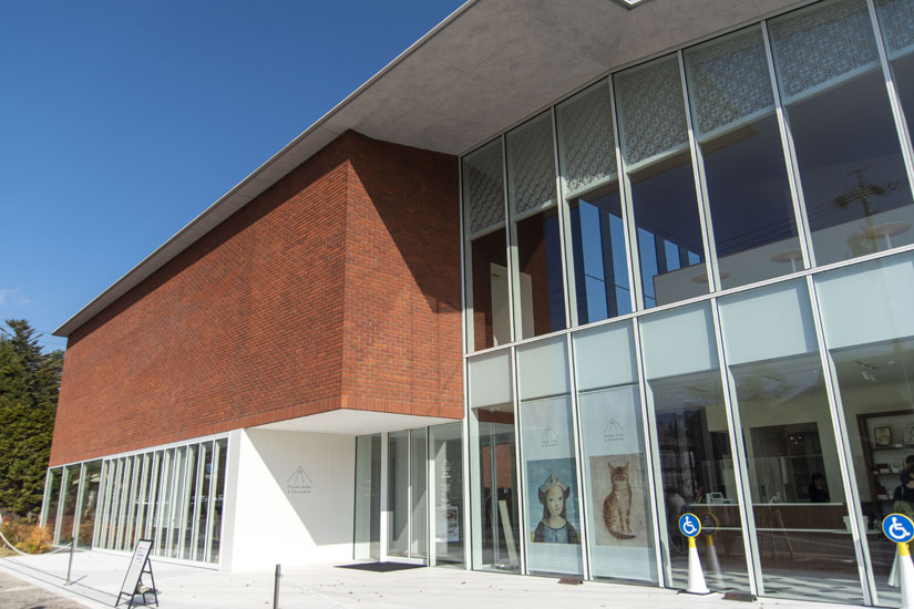 日本で初めて、画家・藤田嗣治の作品だけを常設展示する「軽井沢安東美術館」。エントランスは大きなガラス張り