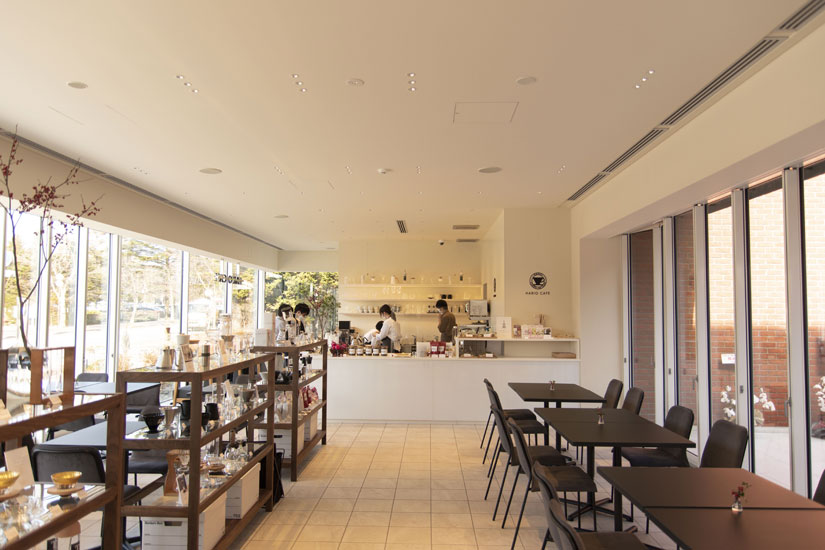 中央の棚にはコーヒーの抽出器具やキッチンウェアをディスプレイ