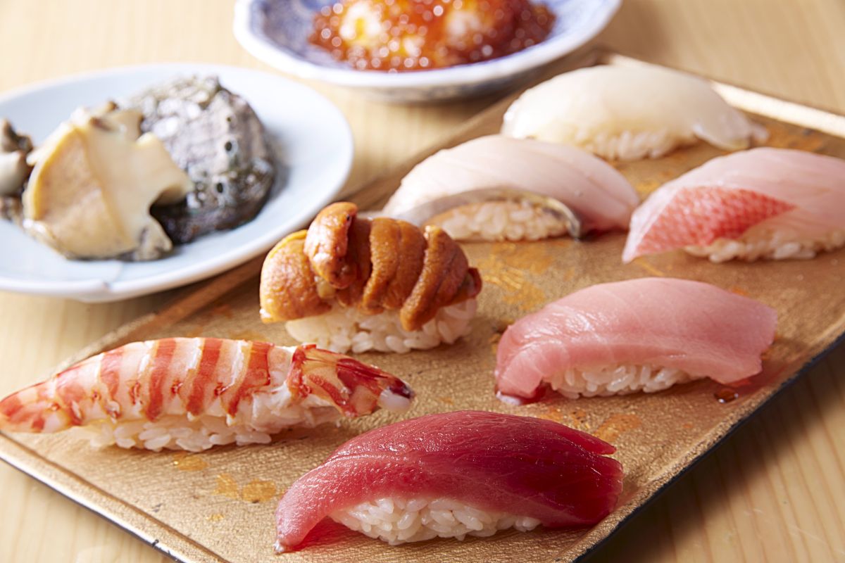 おまかせ ランチ 4235円 ※土日祝日は終日「おまかせ 8470円」のみ