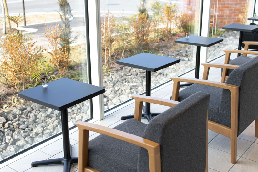 窓際にはひとりでくつろげるソファ席も用意されています