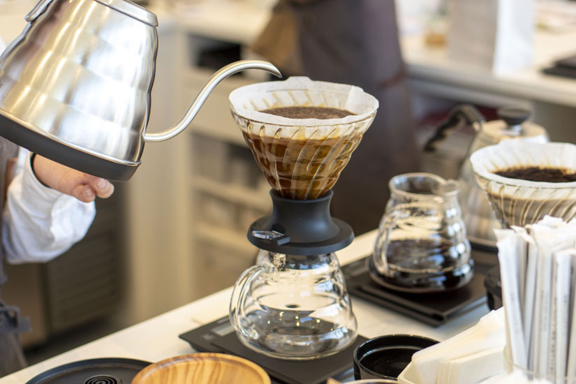 ここでは、コーヒーの粉をお湯に浸してから抽出する「浸漬式(しんししき)ドリッパー」を使いドリップしています。ドリップコーヒー800円