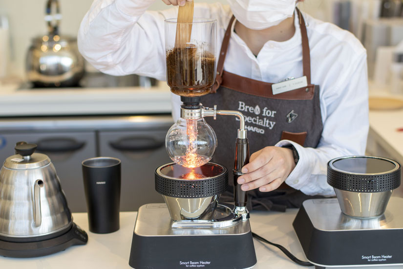 サイフォンコーヒー1,000円は、サイフォン用にセレクトされたコーヒー豆を使用。抽出風景を眺めるのも楽しい