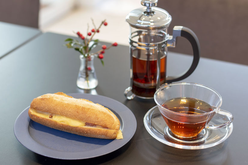 ハムチーズバゲットホットサンドセット1,300円。アッサムティーは、紅茶専門店「ティーポンド」の茶葉を使用し、フレンチプレスで抽出