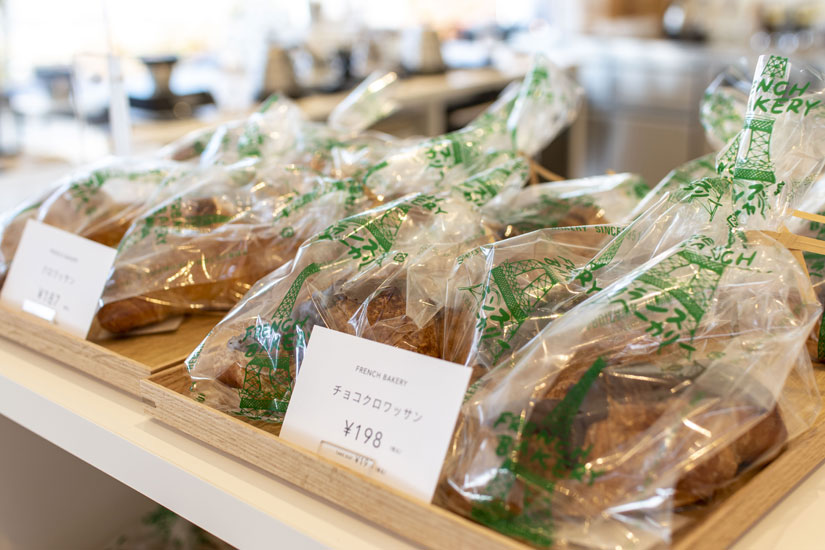 ジョン・レノンがこよなく愛したという「軽井沢フランスベーカリー」のパン。クロワッサン187円など