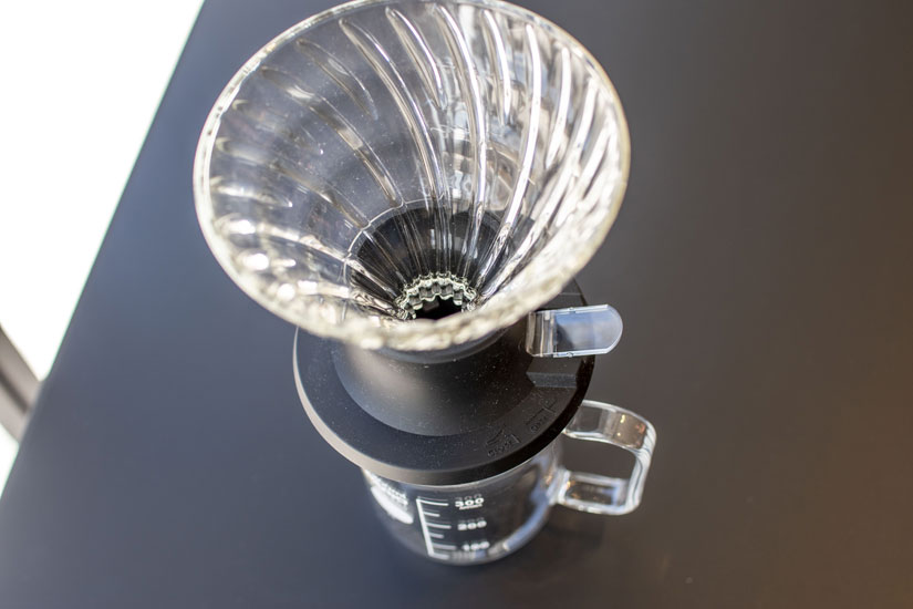 コーヒー粉にお湯を注いで浸し、約2分経ったら右のスイッチを押して抽出。朝の忙しい時間でも、手間をかけずにおいしくドリップできます。浸漬式ドリッパー スイッチ3,850円