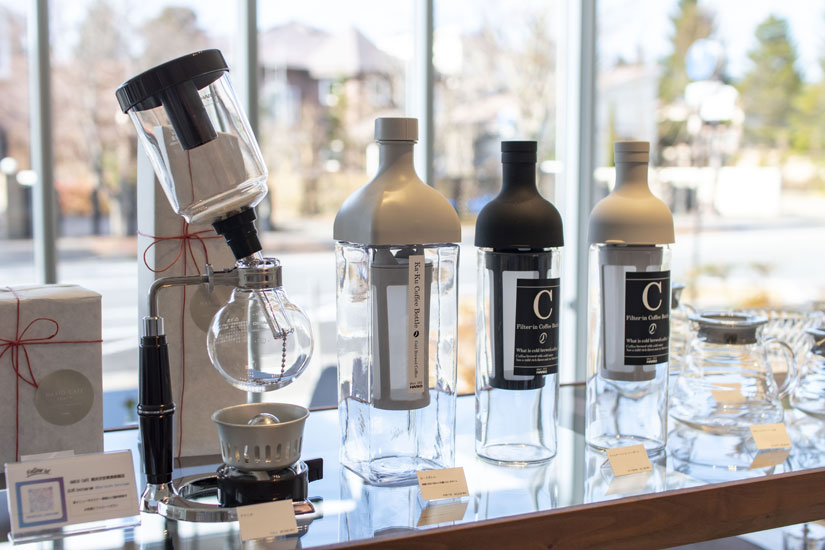 水出しコーヒーが簡単にできるフィルターインコーヒーボトル(右2点)各2,750円。ストレーナーにコーヒー粉を入れて水を注ぎ、冷蔵庫に8時間入れておくだけで完成