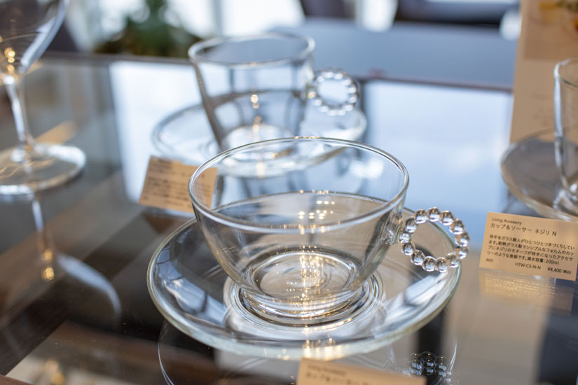 愛らしいネジリモチーフが持ち手になった「カップ&ソーサー ネジリ」R4,400円。HARIOの耐熱ガラスは加工しやすいため、繊細なデザインが作れるのだとか