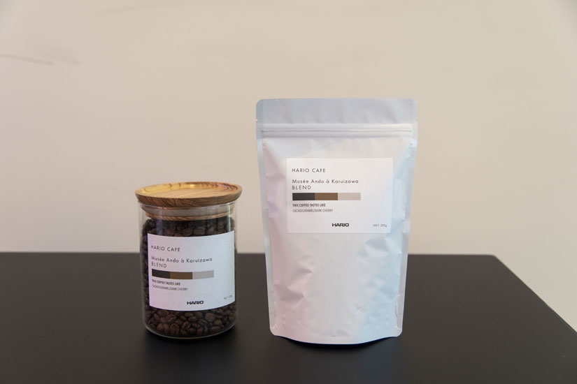 コーヒー豆の販売も。軽井沢店オリジナルの「軽井沢安東美術館ブレンド」は200g1,650円