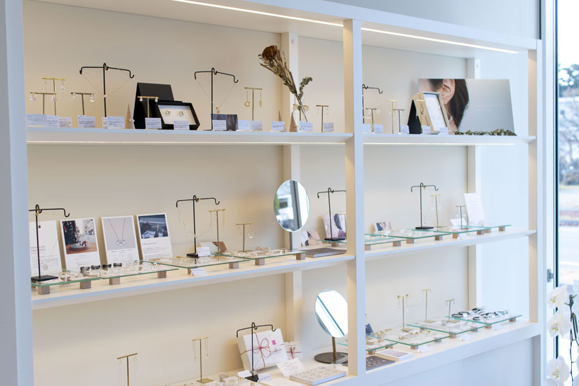 お店の一角にガラスアクセサリーのコーナーが。割れてしまった場合もお直しができるので、末長く愛用できます