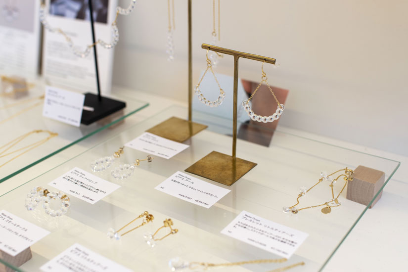 水滴が集まったようなラインや、しずく型のデザインが繊細なピアス5,830円〜。想像以上に軽いのもうれしい