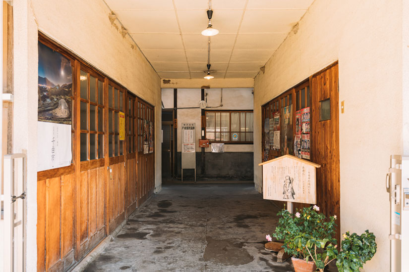 入り口は少し奥まったところにある