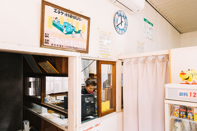 脱衣所に掛けられたサインもレトロ