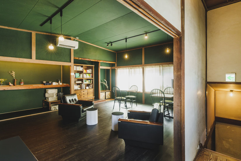 二階はゆっくりと読書ができるカフェスペース。店主が選書した本も自由に手にとることができます