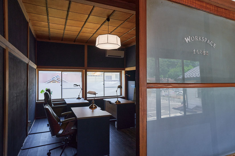 デスク席には電源を完備しており、リモートワークにもぴったり