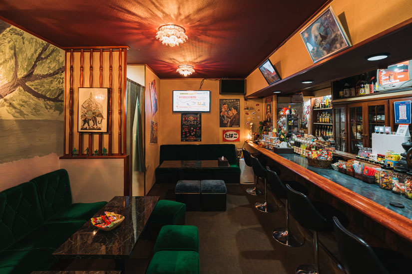 席はカウンターとボックス席のみ