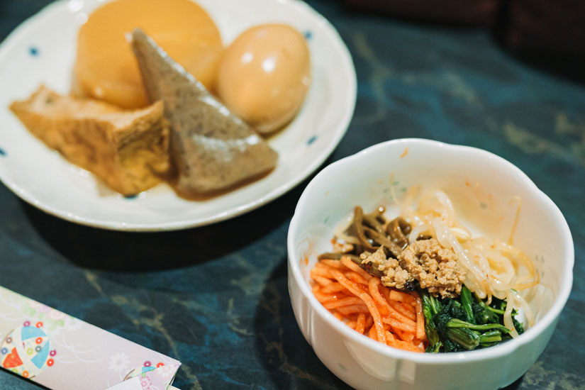 この日の突き出しは特製のおでんとナムルの盛り合わせ、きゅうりの漬物の3品