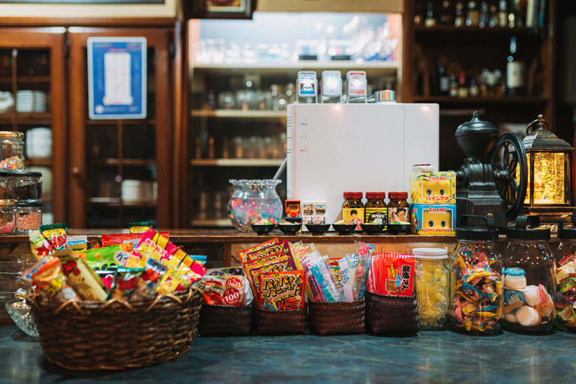 カウンターにズラーッっと並べられた駄菓子も食べ放題