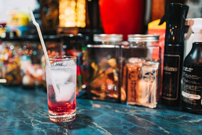 もちろんノンアルコールも飲み放題。カウンターに用意されたシロップを組み合わせてオリジナルサイダーも作れます