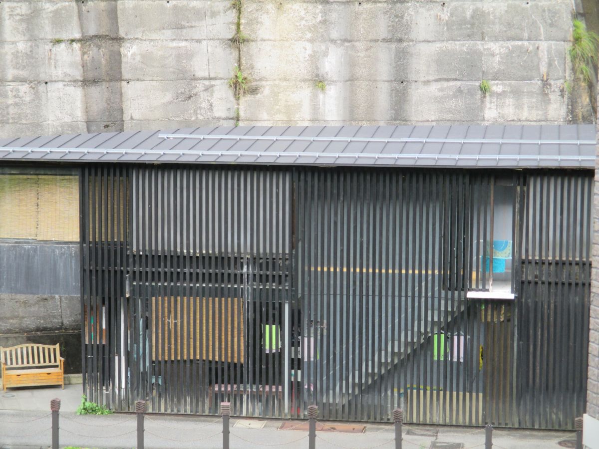 隈研吾氏が設計したシックな外観が街並みに溶け込む