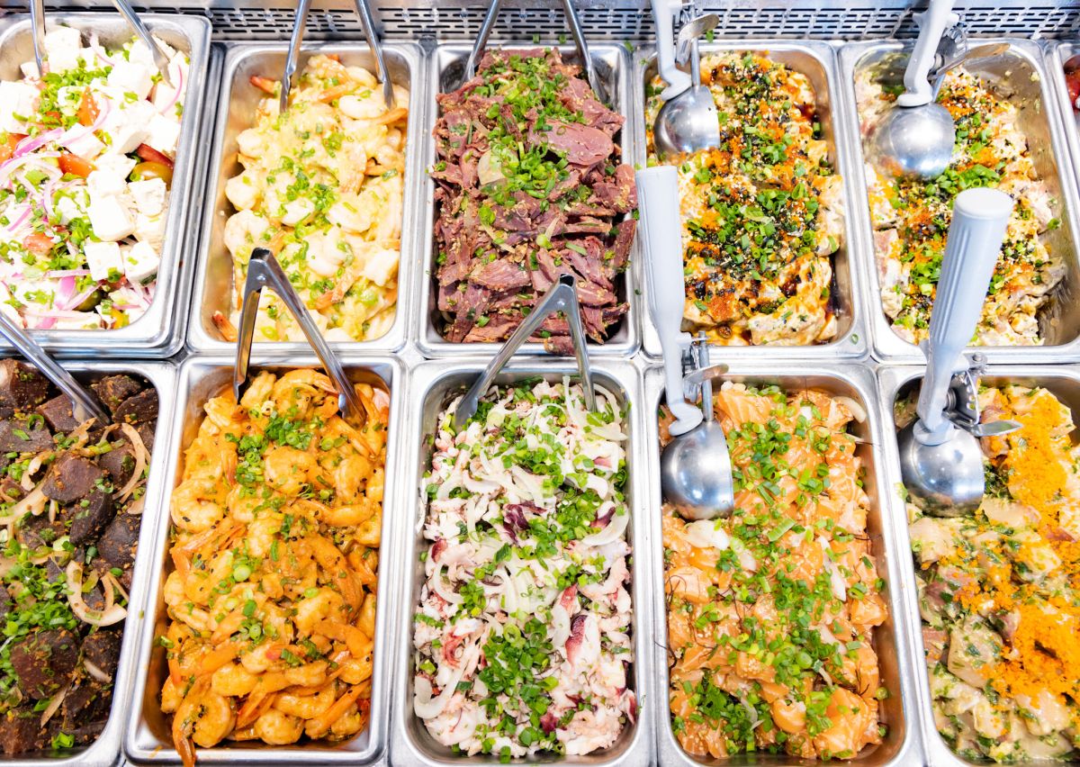 左上から時計まわりに「豆腐ポケ」$9／1パウンド、「ガーリックシュリンプ・ポケ」$16／1パウンド、「ピピカウラ・ポケ」$15／1パウンド、「ハリケーン・サーモン」$20／1パウンド、「ハリケーン・アヒ」$23／1パウンド、「ジンジャー・ハマチ」$24／1パウンド、「醤油サーモン」$20／1パウンド、「リムタコ・ポケ」$15／1パウンド、「キムチシュリンプ・ポケ」$16／1パウンド、「ビーツ・ポケ」$15／1パウンド