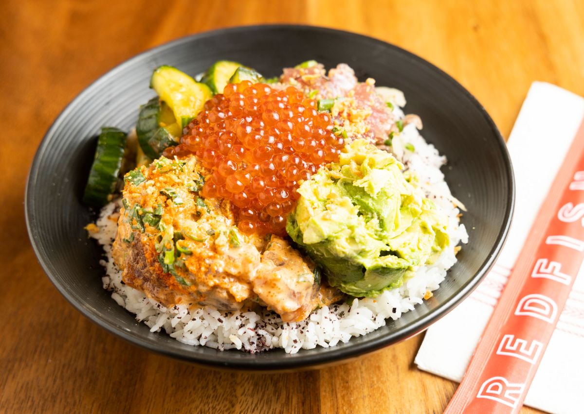 「デラックス・ポケボウル（ユカリ・ライス、アボカド、いくら追加）」$27