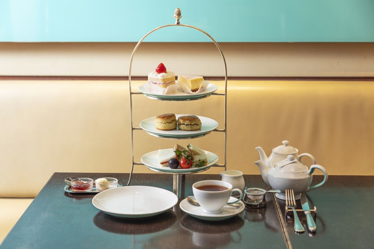 （本文1枚目）  東京・日本橋の老舗百貨店「日本橋三越」新館地下2階にある「FORTNUM & MASON 日本橋三越本店」。150年以上にわたり英国王室御用達として知られる名門ブランド「FORTNUM & MASON」のコンセプトショップで、紅茶や焼き菓子などを販売するグローサリーやベーカリーも併設しているティーサロンです。  （本文4枚目）  こちらで楽しめるアフタヌーンティーは、3段ケーキスタンドで提供されるサンドイッチ、スコーン、ケーキの伝統的な英国式スタイル。飲み物は紅茶またはコーヒーから選べます。おすすめの紅茶はアッサムとセイロンをブレンドした、はちみつのような甘さの「ROYAL BLEND」。オープンの11時からラストオーダーまで注文可能なので、いつ訪れても楽しめます♪