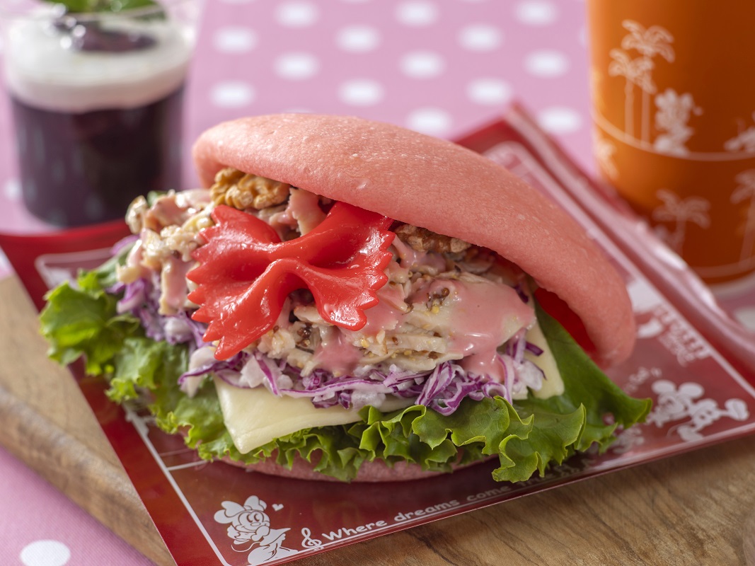 スペシャルセット1170円［スウィートハート・カフェ］ ハニーマスタードチキンとチーズのサンドウィッチ(ベリーソースとクルミ入り)、グレープゼリー、ソフトドリンクのチョイス